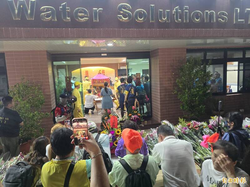 破紀錄！「粉紅超跑」凌晨清水起駕 海線宛如不夜城