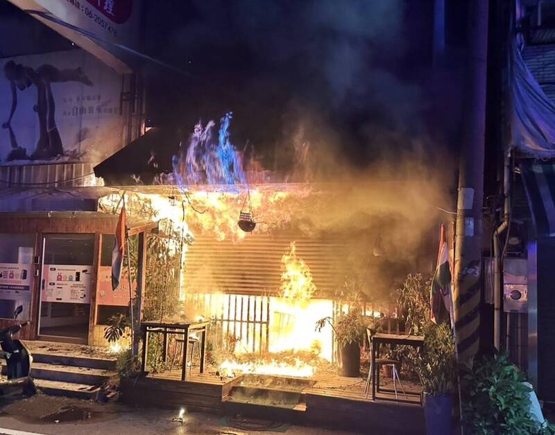 永康印度料理餐厅火警，火势一度猛烈。（民众提供）