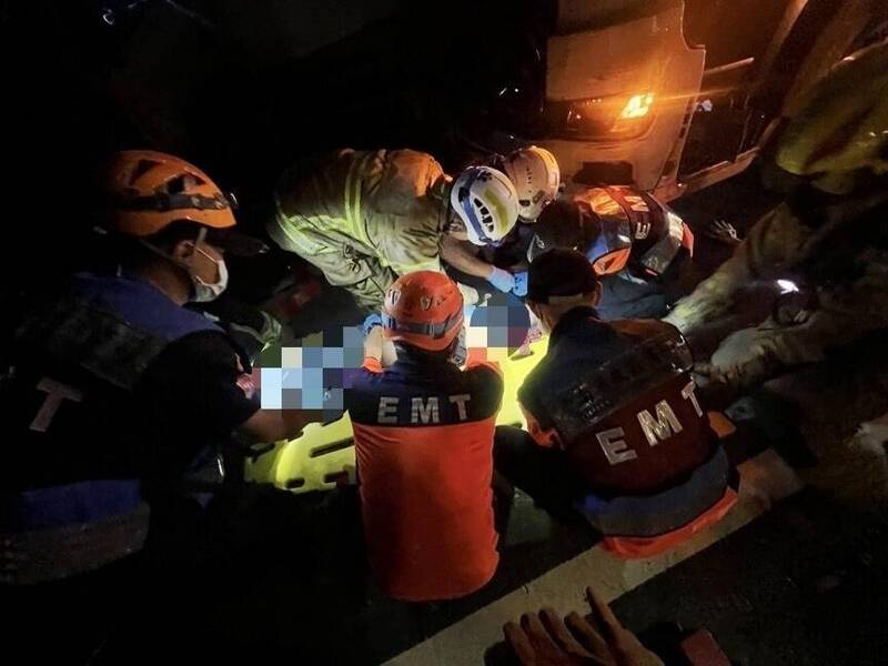台84线麻豆路段发生连环撞，消防队员现场救人，紧急送医。（民众提供）