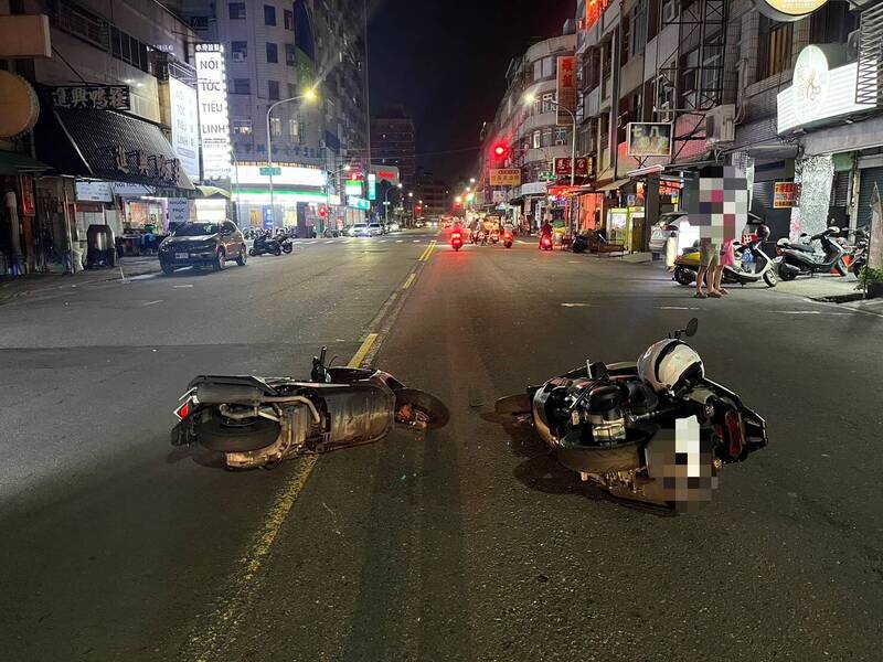 大馬路蛇出沒驚魂！高雄鳳山騎士追撞釀2傷