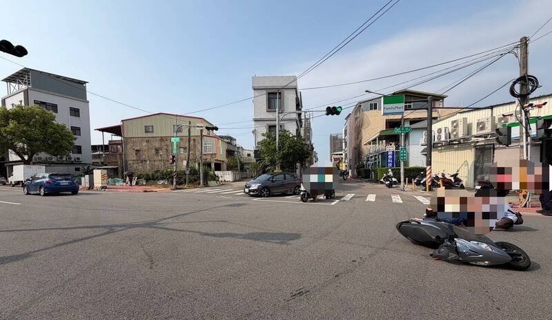 苗栗女駕駛闖紅燈釀碰撞 71歲男騎士頭受撞擊送醫