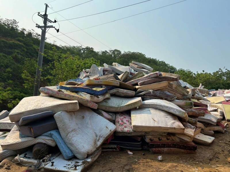 清理西山掩埋場堆置廢彈簧床 苗市公所明起處理1500張