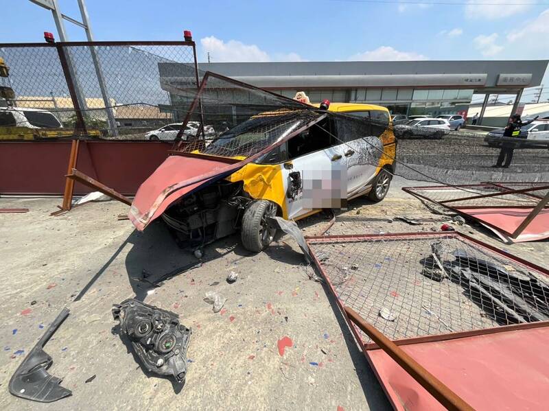 小黃失控衝入高雄捷運工地 車頭全毀駕駛無傷