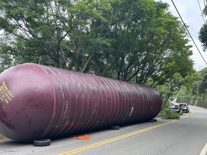 新北三芝「中巴一樣大槽體」滾落 險壓壞來車