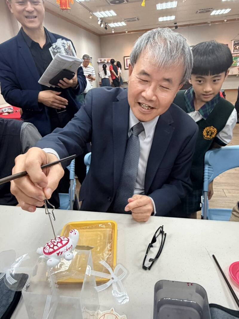 教育部長鄭英耀走訪澎湖釋利多 宣布放寬離島教師久任獎金年資認定