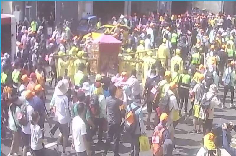 媽祖看見了！8旬母代子跪求 粉紅超跑為中風兒「賜福」