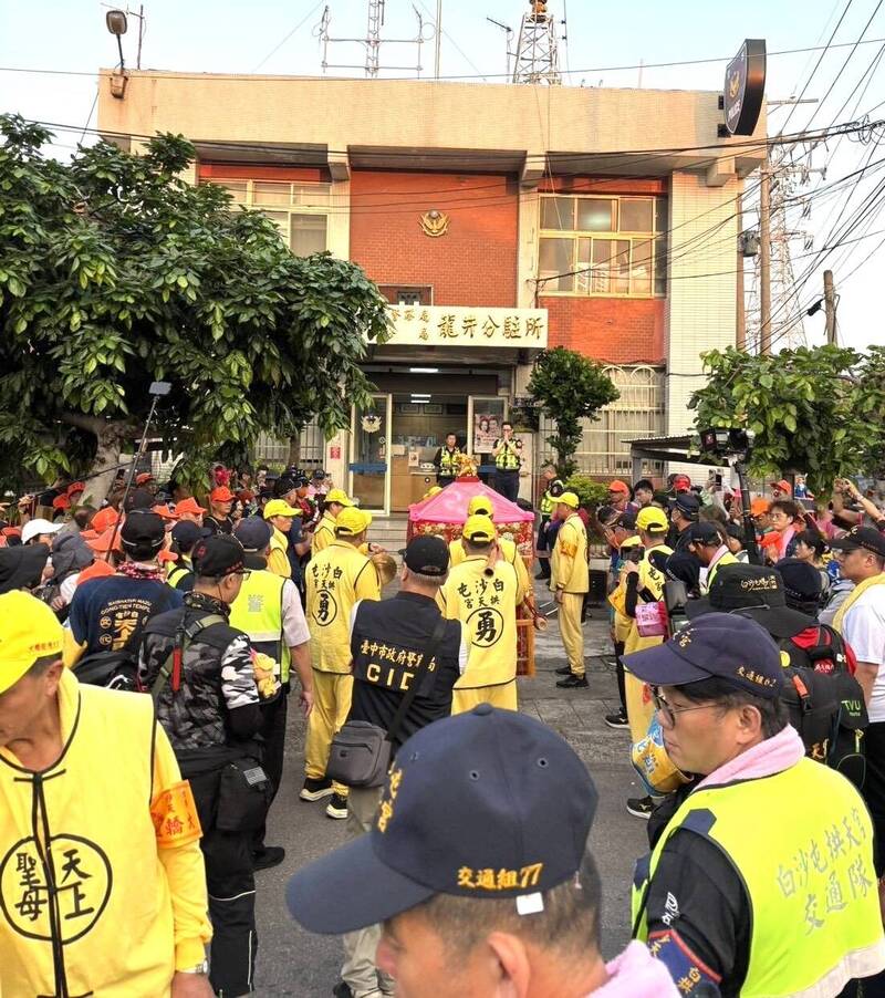 「粉紅超跑」衝警局 特愛在這間派出所甩尾