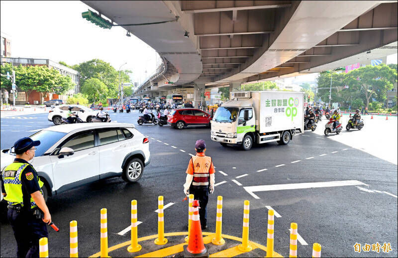 拆了更安全?公館圓環通勤尖峰 公車疑未注意號誌撞機車致2傷