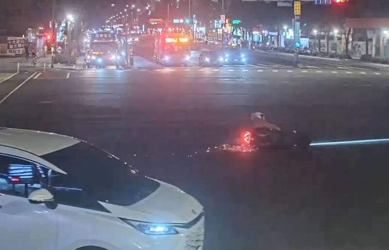 疑闖紅燈擦撞前車滑行15公尺 無照女騎士受傷還吃罰單