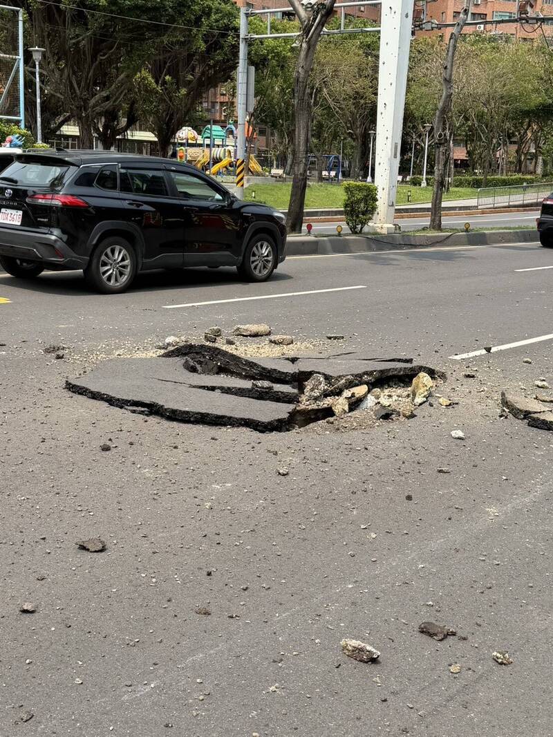 新北板橋縣民大道驚傳路面爆裂 長2米坑洞嚇壞用路人