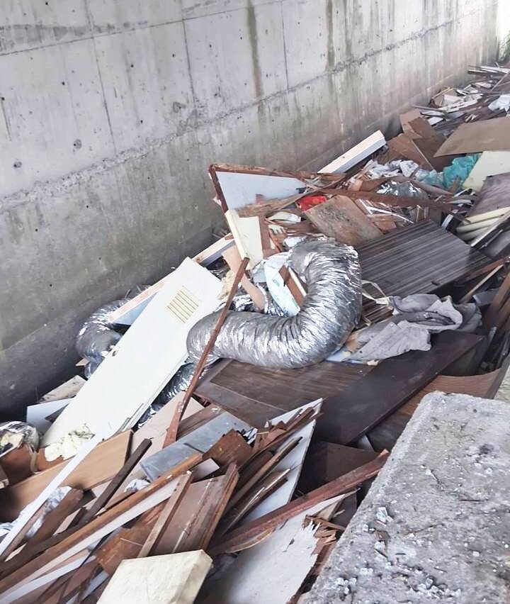 惡質!嘉縣82快速道路涵洞排水 遭亂丟大量裝潢廢棄物