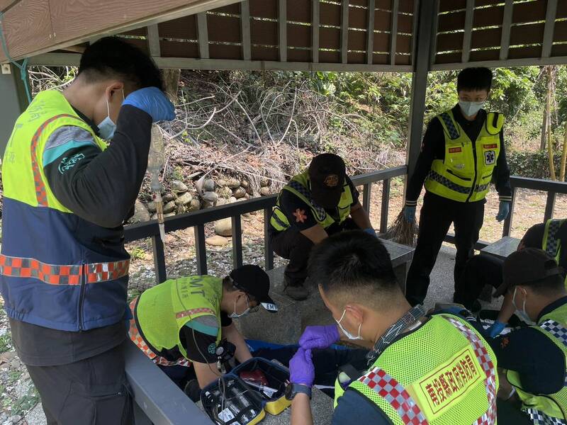 7旬翁呈现OHCA，彰化、南投12名消防员接力将他救活。（图由彰化县消防局提供）