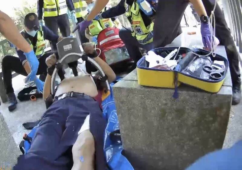 12名消防员合力将7旬翁救活。（图由彰化县消防局提供）