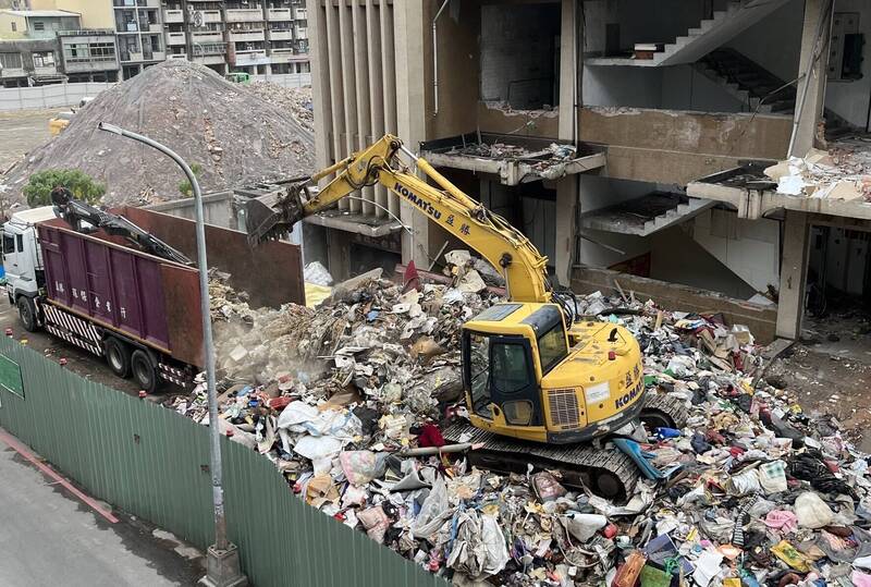 中央市場拆除慢淪垃圾堆 盧秀燕市府挨批「價值連城」土地變爛攤子