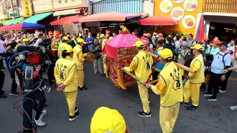 公公剛過世婆婆失蹤!孝媳攔「粉紅超跑」 求媽祖助77歲嬤回家
