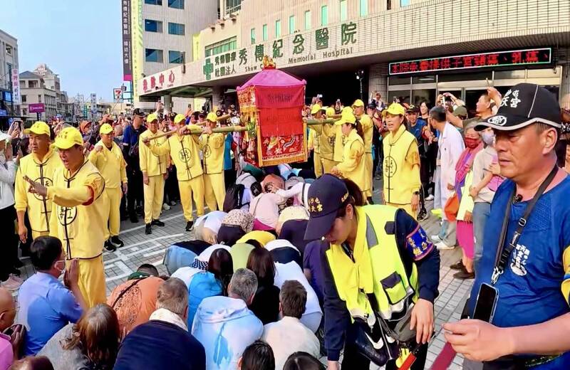 粉紅超跑停駕彰化秀傳醫院 彰化人憶起2年前「這件事」