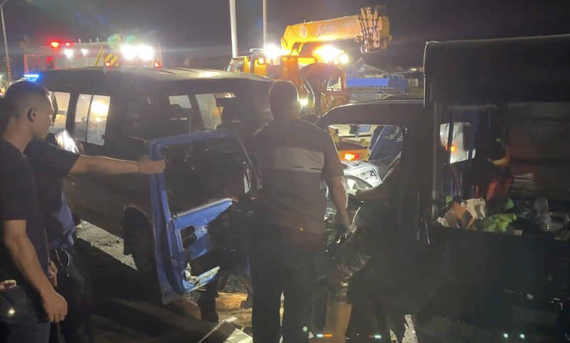 救难人员以拖吊车将变形的驾驶座拉开，驾驶方能脱困。（台湾国际紧急救难总队提供）