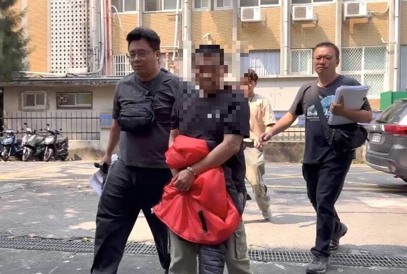 5噸「死人錢」灰燼亂倒山區!金爐業者省19萬躲法規 檢聲押禁見