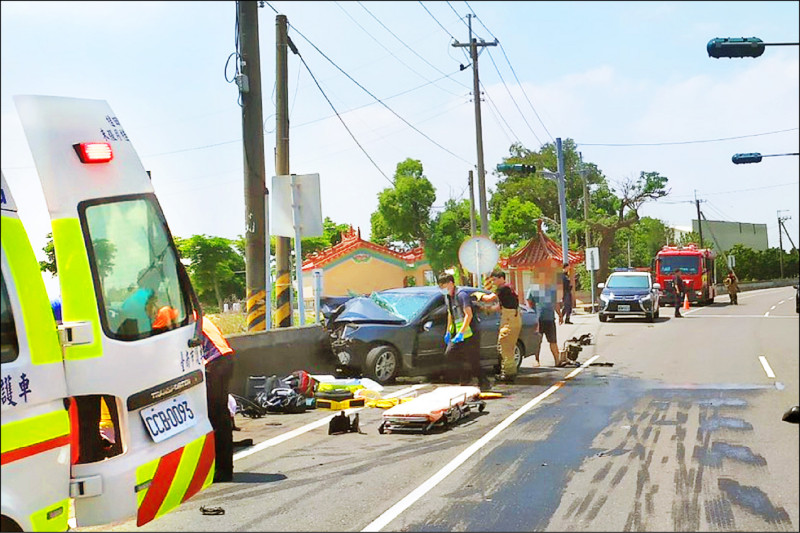 轎車和機車碰撞後，失控再猛撞路旁水泥護墩，丁姓女駕駛困在駕駛座上，楊男騎士噴飛到路肩外，雙雙送醫不治。（中央社）