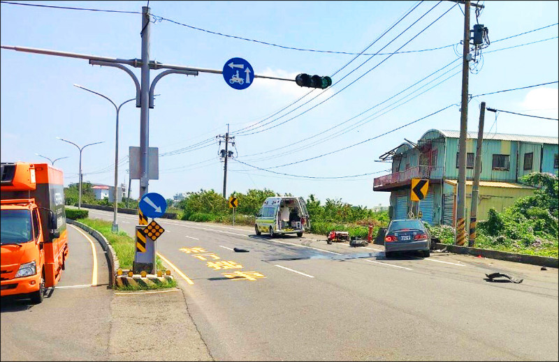 出車禍的這處路口是彎道，里長認為左轉時易肇事，路口交通管制應調整。
（民眾提供）