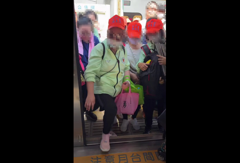 目睹香燈腳搭火車「狂擠亂象」 女乘客怒斥:媽祖不會保佑你們!