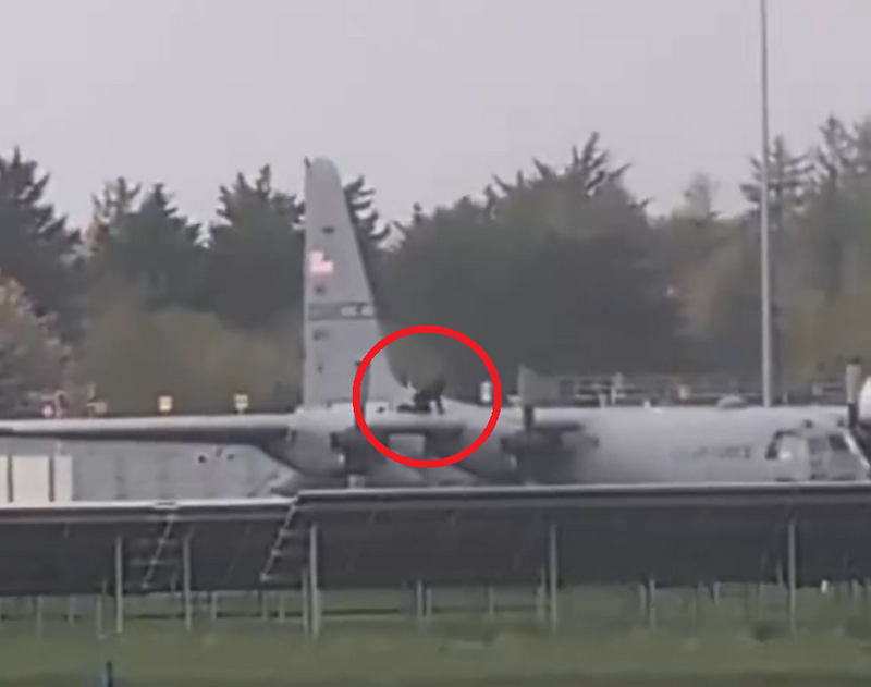 扯!愛爾蘭機場遭男子闖入 持斧狠砍美軍C-130運輸機