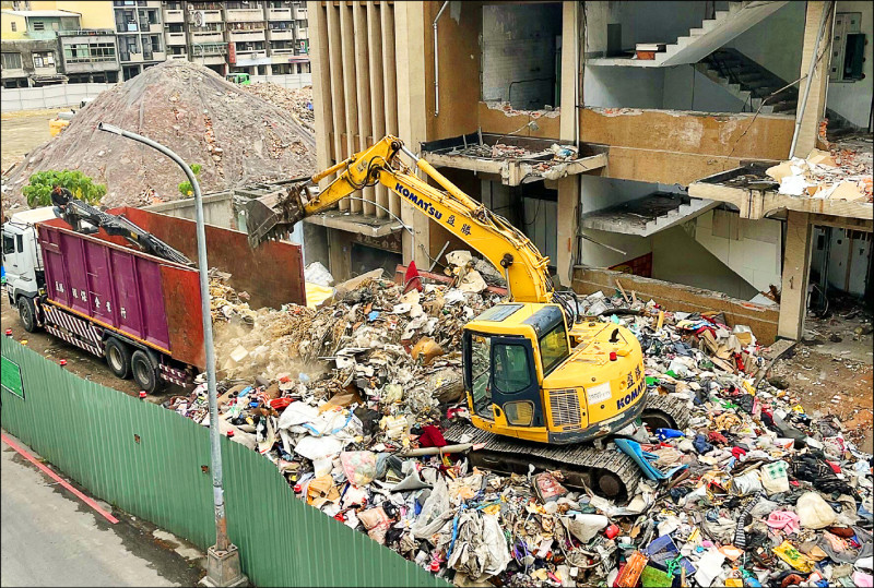 中市中央市場改建 拆除延宕淪垃圾場