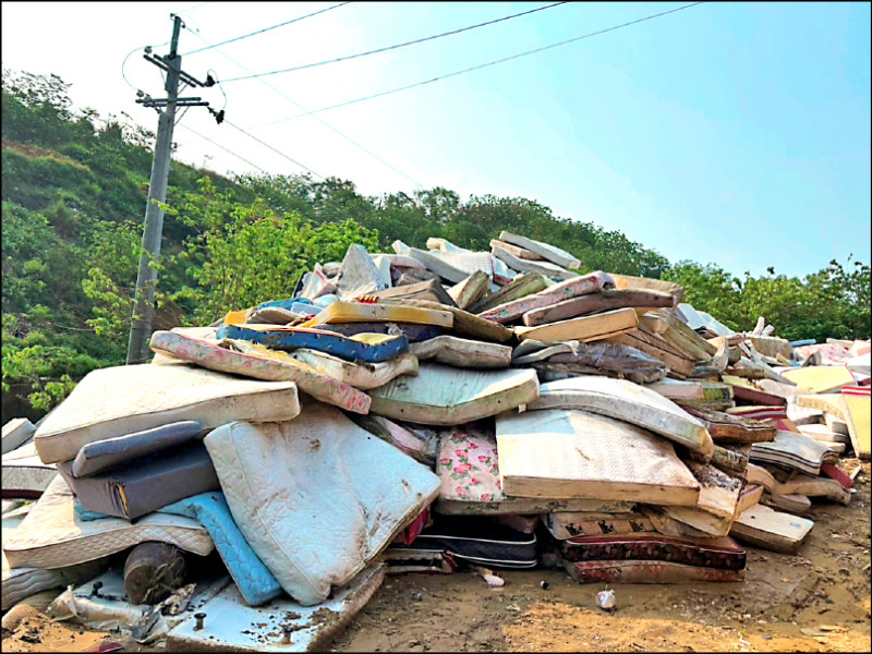 苗市掩埋場廢彈簧床1500張 60萬委廠商處理