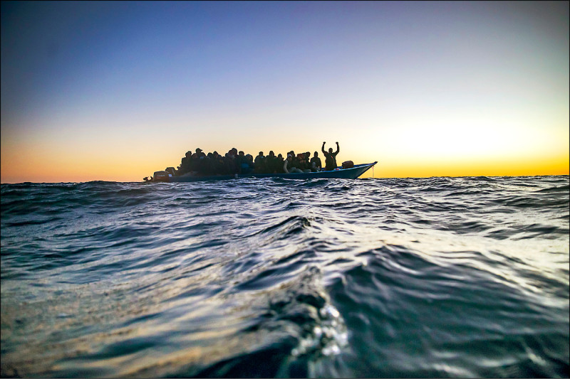 中英對照讀新聞》Italy approves new migration bill including powers to impose “naval blockade” on migrant ships義大利批准新移民法案 包括對移民船隻實施「海上封鎖」權力