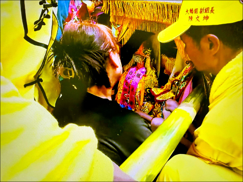 慈母抱8歲腦麻兒跪地 白沙屯媽停駕5分鐘賜福