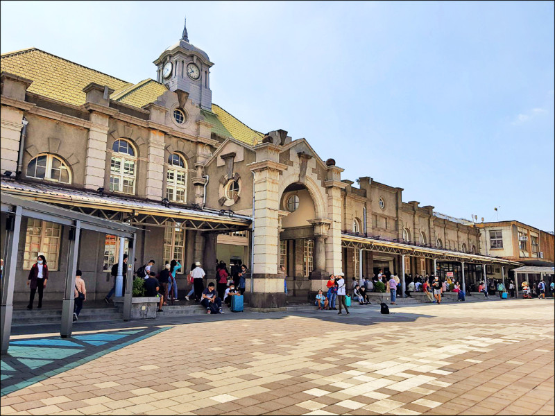 台鐵2事故 行動電源爆裂火警、旅客闖鐵道被撞