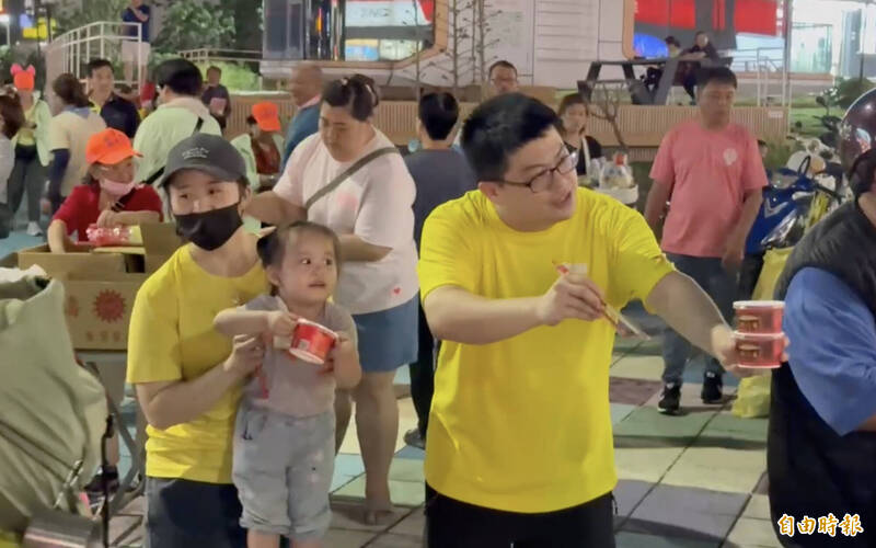 粉紅超跑狂飆8公里!香燈腳走到腿軟 400份肉圓神救援