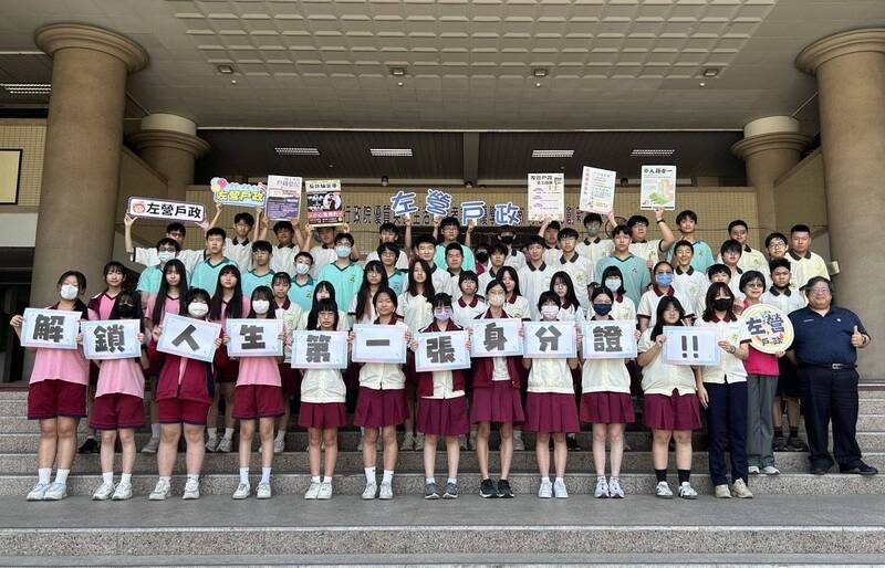 解鎖人生首張身分證!國中會考前夕 左營區發出逾千張