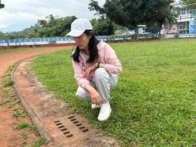 台東寧埔國小運動場年久失修 陳瑩爭取千萬經費打造標準PU跑道