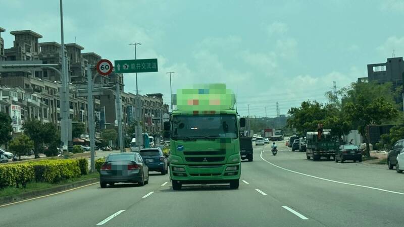 王姓民众开车沿向上路六段上坡路段行驶，突见巨型车头迎面而来。（王姓民众提供）