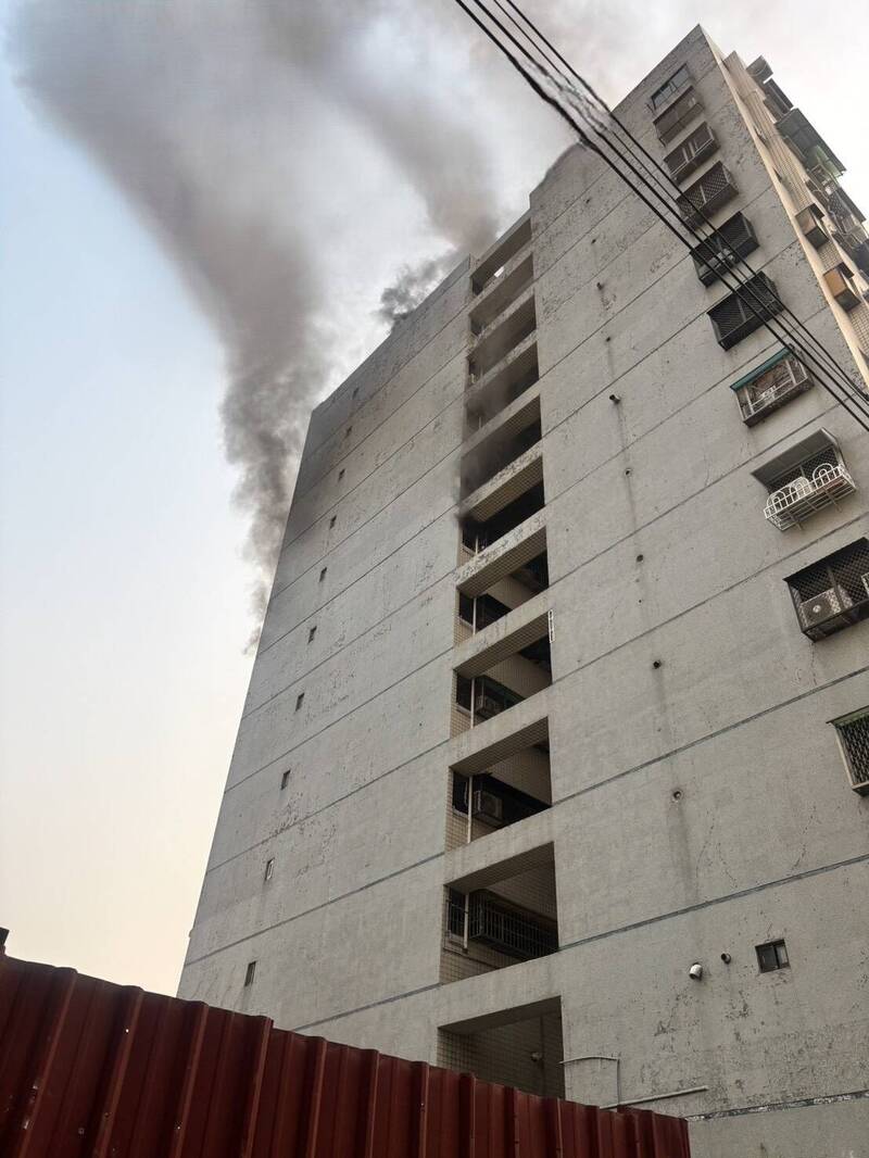 高雄大楼火警紧急疏散住户，消防局出动22车50人抢救。（民众提供）