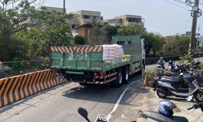 決塞車再等等!台中潭富路窄巷拓寬喊停 待11月枯水期復工
