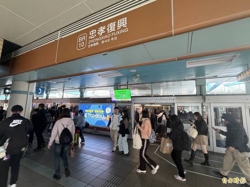 北捷文湖線列車異常50人被請下車 轉乘大站月台塞爆