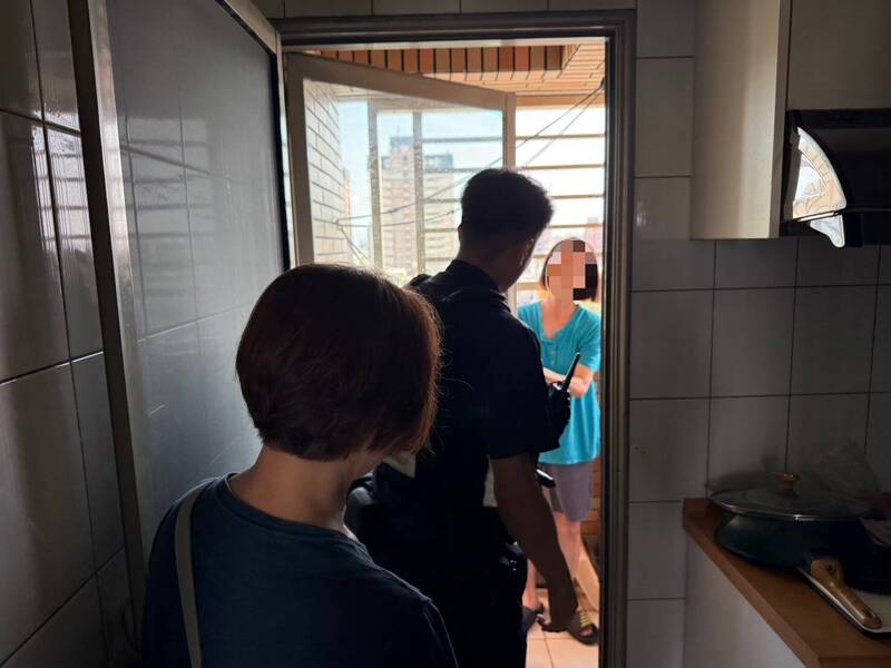 強風吹壞門!婦受困9樓陽台呼救 高雄警即刻救援