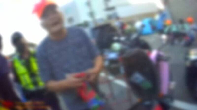 「媽祖來了」也沒用!香燈腳掛滿結緣品卻未戴安全帽 無照慘領高額罰單