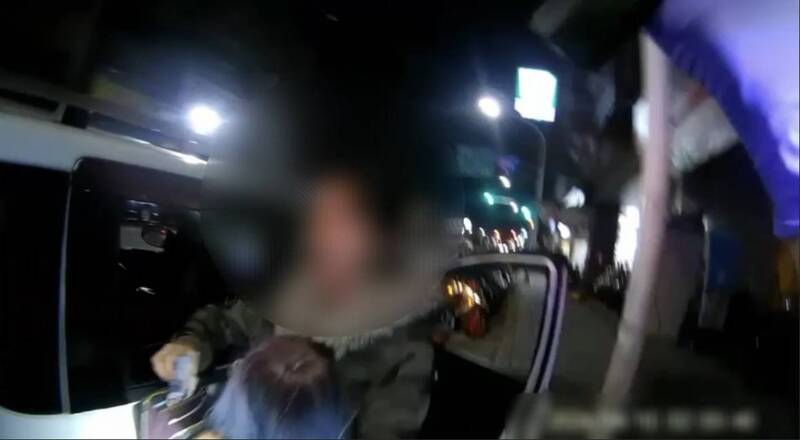 夜半時分警攔毒鴛鴦 她緊抱「藍髮洋娃娃」氣氛超詭異