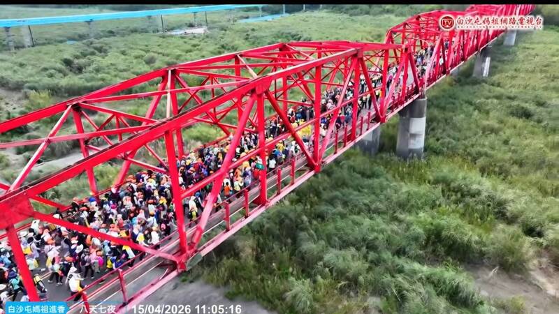 壯觀!香燈腳緊隨「粉紅超跑」走過西螺大橋 俯瞰畫面曝光