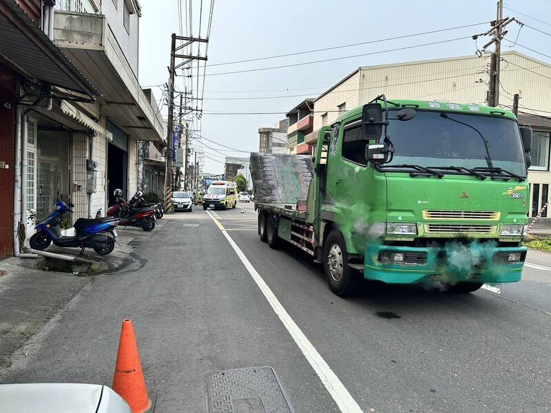 馮姓騎士與大貨車發生擦撞，馮姓騎士當場死亡。 （記者鄭淑婷翻攝）