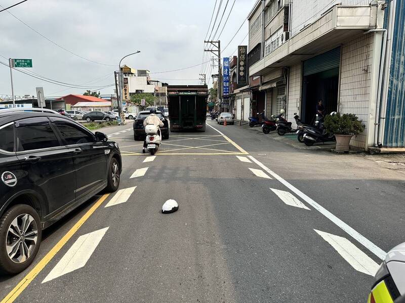 馮姓騎士與大貨車發生擦撞，馮姓騎士當場死亡。 （記者鄭淑婷翻攝）
