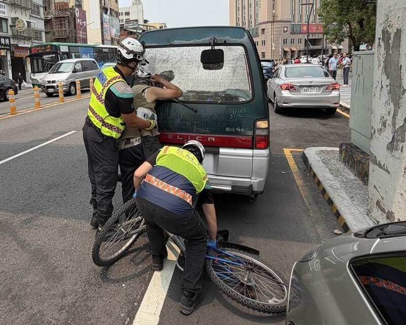 驚！單車男撞廂型車頭卡擋風玻璃變「無頭人」消防員急拆玻璃搶救
