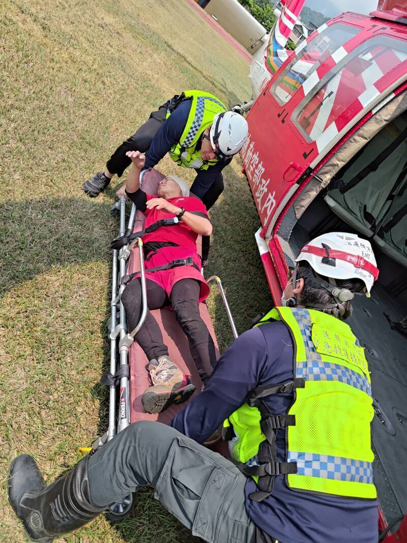 黄姓协作坠落时撞击到左后背，造成腰部剧痛，今天搭直升机下山就医。（空勤总队提供）