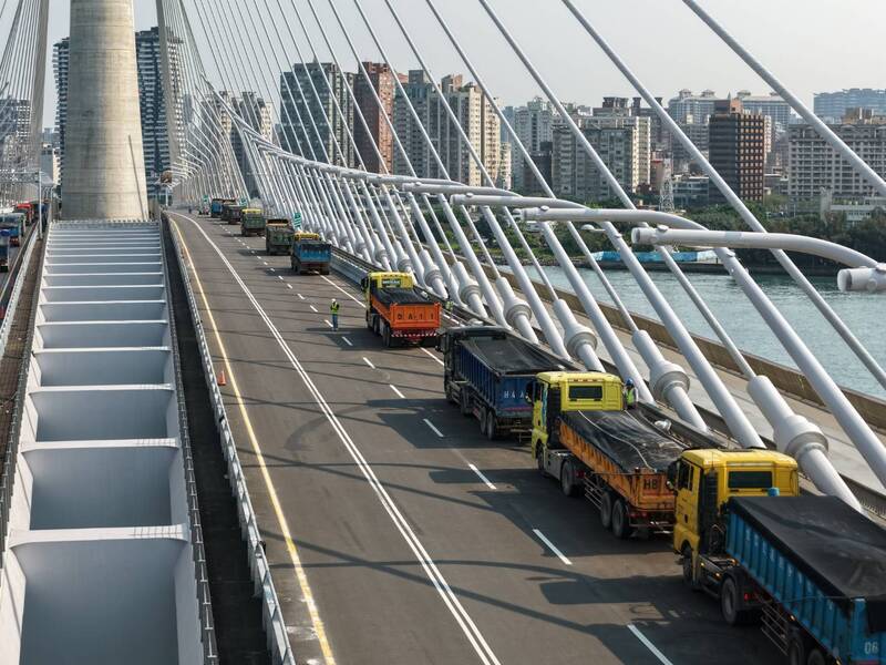 淡江大橋「整排大貨車」時速60公里通過!嚴苛測試影像曝光