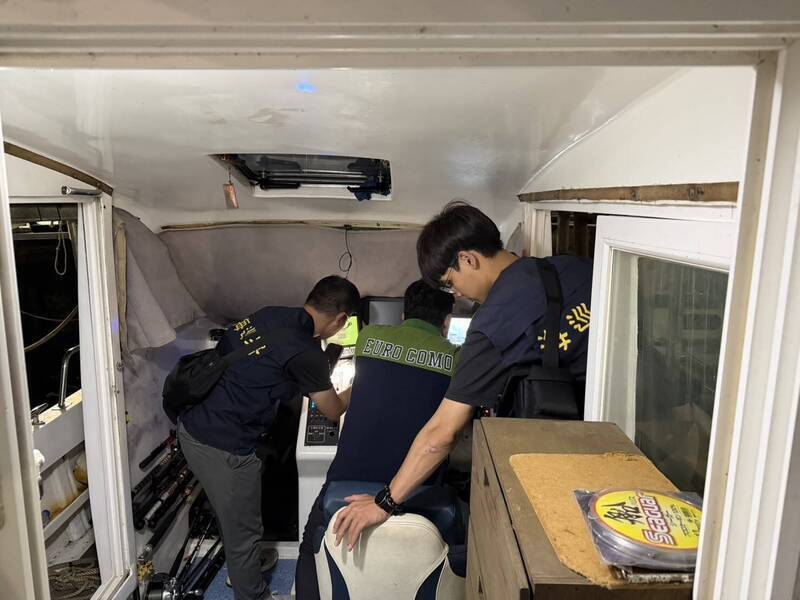 专案小组人员登上海钓船，厘清游光德逃亡路线。（桃园地检署提供）