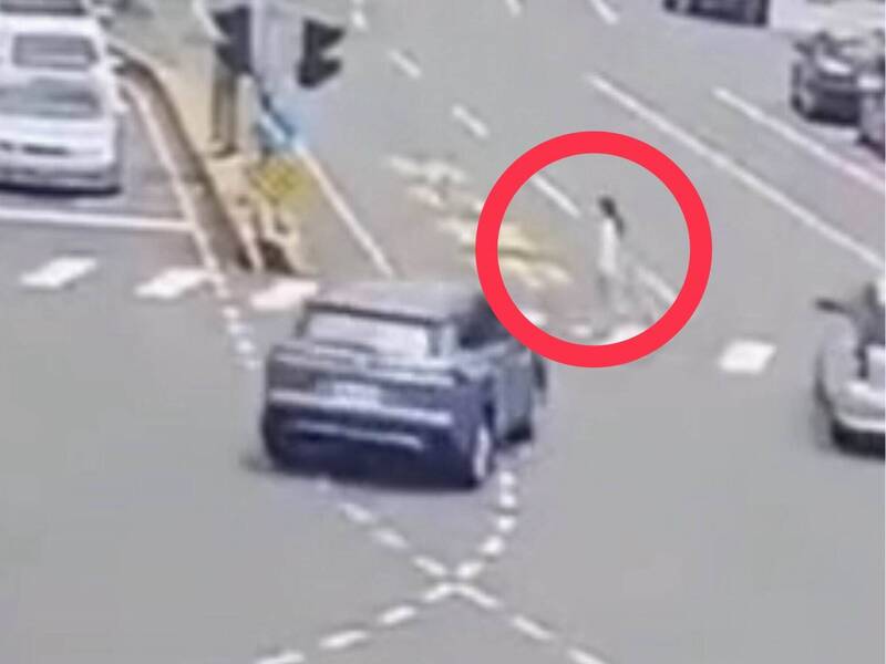 女子走人行道遭休旅车撞击。（图由警方提供）