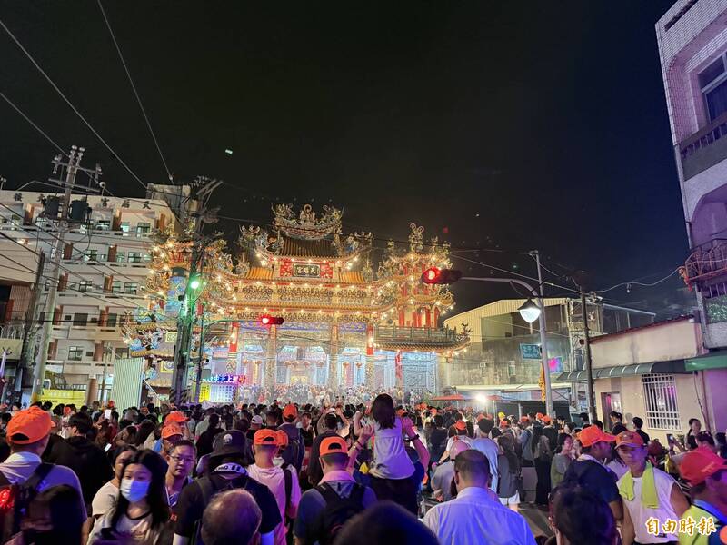 白沙屯媽祖鑾轎今晚在虎尾天后宮駐駕,預計明日凌晨3點起駕出發至北港朝天宮。(記者李文德攝)